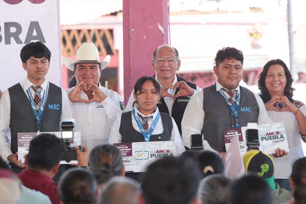 Con la entrega de 150 becas de conectividad, Armenta fortalece una política pública que abre caminos hacia la educación digital en La Ceiba