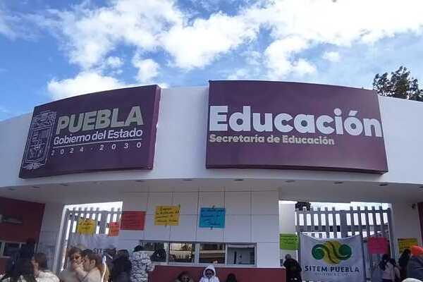 Agremiadas y agremiados al Sitem realizaron una protesta y bloqueo en la sede de la SEP en exigencia del cumplimiento de un pago