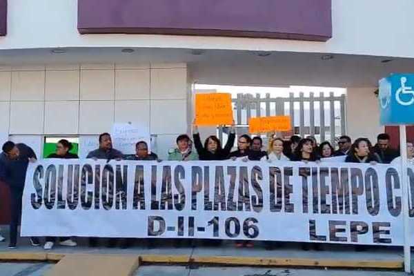 Al grito de "¡Es nuestro derecho, tener tiempo completo!", integrantes del SNTE sección 51 bloquearon las entradas de las oficinas de la SEP