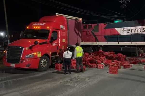 Tránsito Municipal de Tehuacán realizó las labores de abanderamiento y retiró los restos del tractocamión para restablecer la circulación