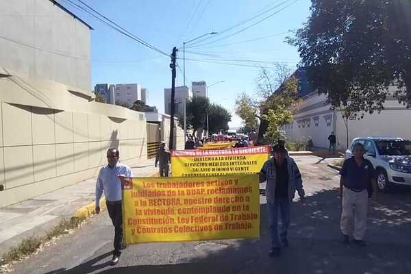 Manifestaron que desde 2015, la BUAP no ha nivelado a los jubilados el salario mínimo, por lo que no han tenido un incremento del 4.6 al 8%
