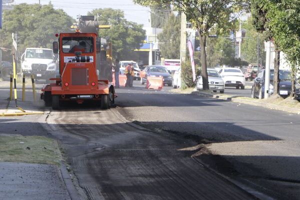 El Gobierno del Estado reconstruye las principales vialidades de la capital de Puebla, a bajo costo, con maquinaria propia, en tiempo récord