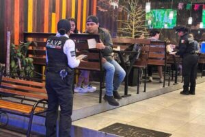 Entre los comercios visitados por "Protección Radar" estuvieron restaurantes, antros, tiendas, y bancos, sobre la Avenida Juárez
