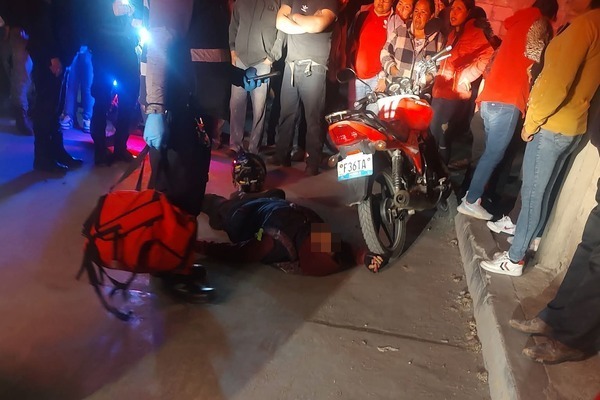 Un hombre y su acompañante viajaban en una motocicleta en calles de Santa María Moyotzingo cuando fueron víctimas de un ataque a balazos
