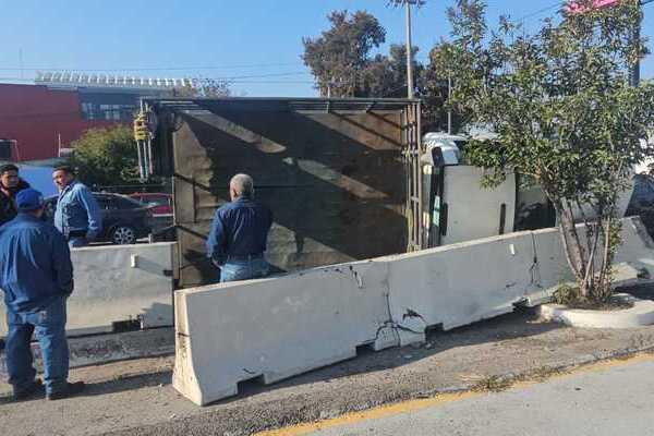 El choque en el Periférico Ecológico provocó cierres mientras permanecían las labores para retirar los vehículos involucrados