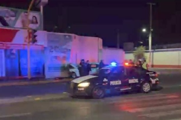 Un accidente automovilístico en la avenida Independencia Poniente, en Tehuacán, resultó en la muerte de dos personas jóvenes