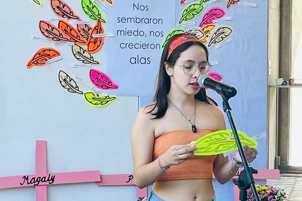 El pase de lista de víctimas de feminicidio fue apoyado por estudiantes de la Ibero, quienes a su vez pegaron unas alas de papel en un mural