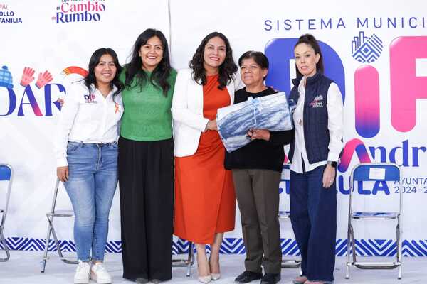 La presidenta de San Andrés Cholula, Lupita Cuautle Torres, encabezó la entrega de cobertores de la colecta “Abrigo Solidario”