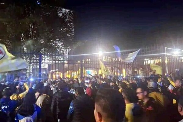 Los aficionados del América llegaron al exterior de un hotel, en donde se concentran los jugadores azulcremas para su partido contra Toluca
