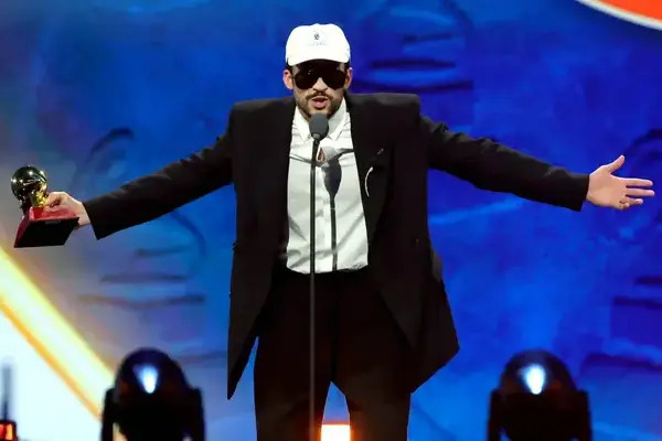 Bad Bunny, favorito absoluto con 12 nominaciones, cerró la noche de los Latin Grammy con cinco gramófonos, igual que CA7RIEL & Paco Amoroso