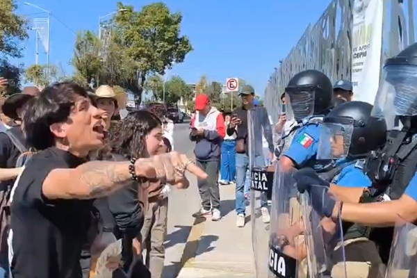 Manifestante agrede a persona de la tercera edad; Gobierno de Puebla reporta una patrulla bandalizada, tras marchas de Gen Z y del Sombrero