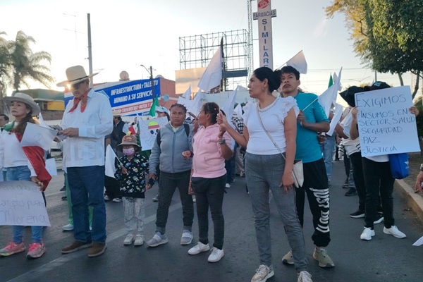 Más de 300 ciudadanos participan en Tehuacán en la marcha del 15 de noviembre