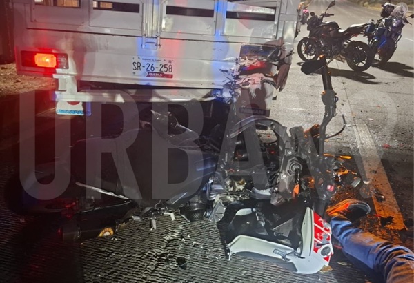 Motociclista a exceso de velocidad se estrella contra camioneta y muere cuando circulaba sobre la Vía Atlixcáyotl