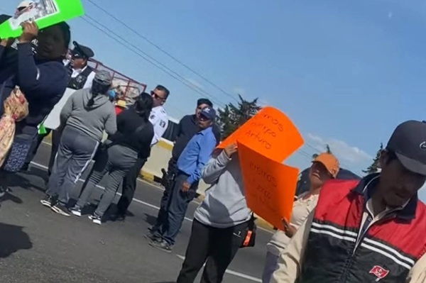 Pobladores de Tlahuapan paralizan autopista México-Puebla tras retraso en entrega de un cuerpo
