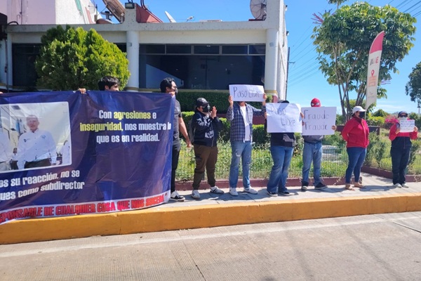 Por segunda ocasión, estudiantes del Tecnológico de Tehuacán toman caseta; exigen diálogo con autoridades federales