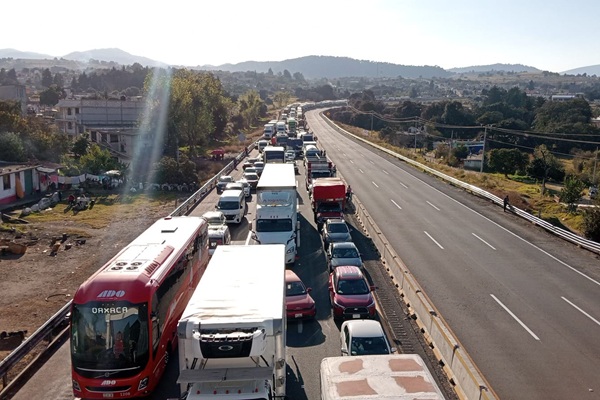 Protesta ejidal paraliza la México-Puebla; exigen rendición de cuentas por indemnización federal