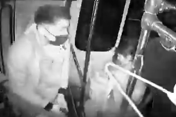 Queda grabado violento asalto a pasajeros del transporte público en la 20 poniente, en la ciudad de Puebla