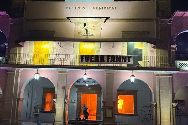 Una turba vandalizó y prendió fuego al Ayuntamiento de Apatzingán en repudio por los asesinatos de Bernardo Bravo Manríquez y Carlos Manzo