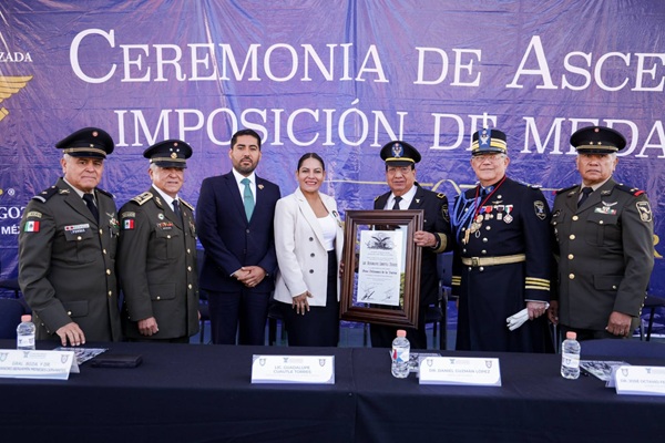 Recibe Lupita Cuautle la Venera “Gran Defensora de la Patria” en ceremonia de ascenso de la Academia Militarizada Ignacio Zaragoza