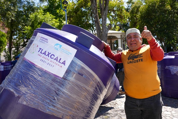 Secretaría de Bienestar de Tlaxcala entrega 76 tinacos a familias de Apetitlán