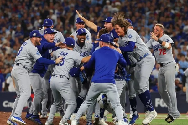 Smith y Rojas llevan a Dodgers al bicampeonato con jonrones decisivos en épico séptimo juego