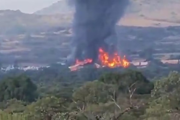 Tren de Ferromex con combustible descarrila en Tepetitlán, Hidalgo, y provoca fuerte explosión