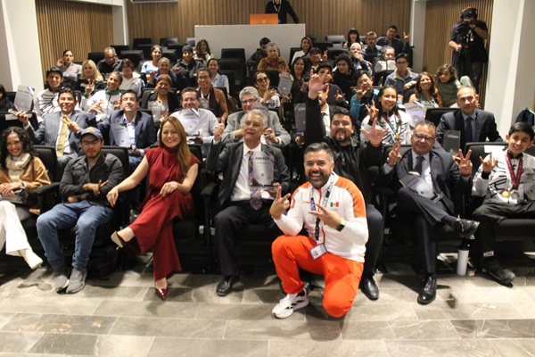 Universidad Amerike y Barça Innovation Hub reconocen a deportistas y periodistas