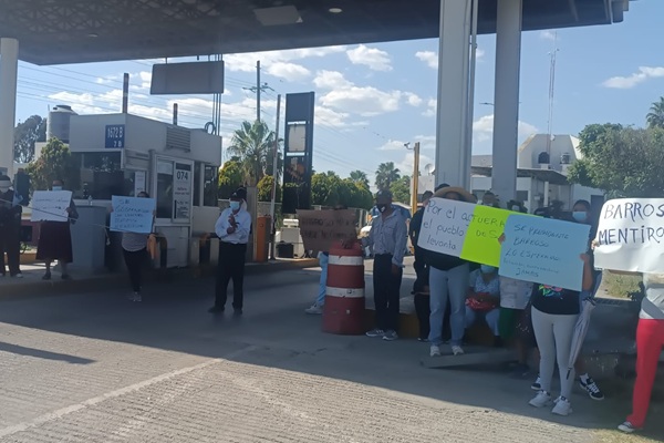Vecinos de Tehuacán protestan en la autopista Cuacnopalan–Oaxaca por clausura de pozos por Conagua