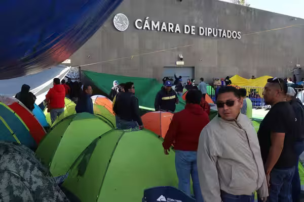 Integrantes de la CNTE comenzaron a instalar casas de campaña y lonas alrededor de la Cámara de Diputados, y permanecerán hasta mañana