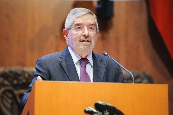 El canciller Juan Ramón de la Fuente pidió licencia a su cargo en Relaciones Exteriores para recuperarse de una cirugía a la espalda