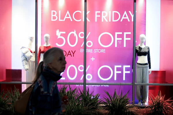 Los consumidores estadounidenses gastaron más este Black Friday en comparación con el año pasado, aunque adquirieron menos artículos