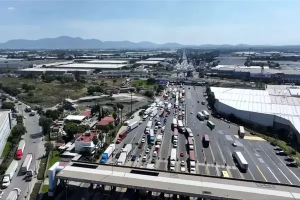 La mañana de este lunes se registra caos vehicular en la autopista México–Querétaro, luego de que transportistas bloquearan la circulación