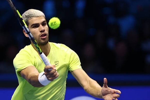 El tenista murciano Carlos Alcaraz no disputará la fase final de la Copa Davis a consecuencia de una lesión en los músculos isquiotibiales