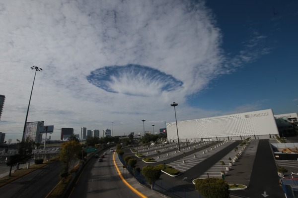"Son causados por aviones que pasan a través de bancos de nubes altocúmulos", destaca el artículo de la NASA sobre el fenómeno "Cavum"