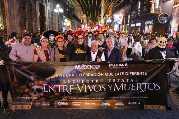 El desfile concluyó en la calle 7 Oriente, donde participantes celebraron esta sexta edición del Encuentro Estatal “Entre Vivos y Muertos”