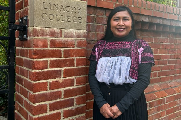 Viridiana Regino Castillo cerró con éxito su participación en el Reino Unido al exponer los resultados de su estudio en EAAMO '25 Local