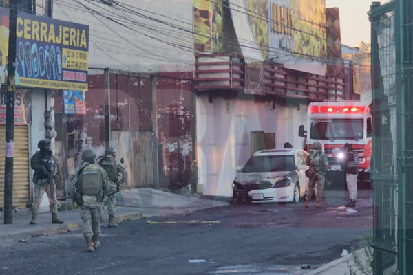 Al arribar al lugar, los elementos del cuerpo de Bomberos laboraron para sofocar el fuego del bar Lacoss y en un vehículo marca Toyota blanco