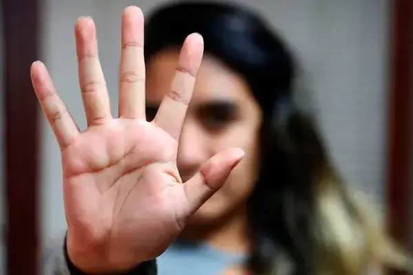 La violencia simbólica contribuye a naturalizar la subordinación de las mujeres en la sociedad, y se hace a través de mensajes o símbolos