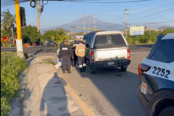 Muere motociclista tras chocar a exceso de velocidad contra un poste en Atlixco