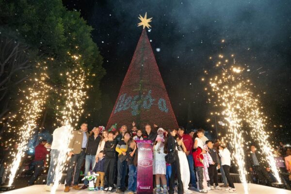 Pepe Chedraui enciende árbol de navidad de 20 metros de altura y 4 mil 200 luces navideñas