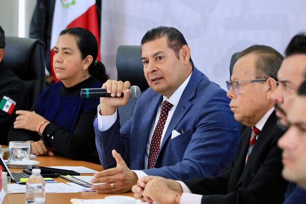 El gobernador de Puebla dijo que empresarios poblanos en Estados Unidos se han organizado para dar alimento a quienes viven ahí sin papeles