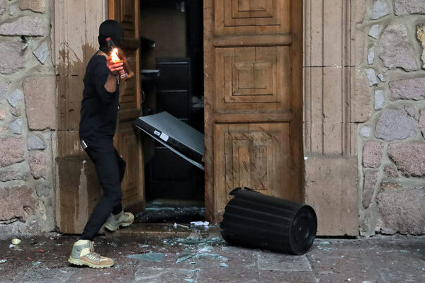 La tarde del domingo, manifestantes ingresaron al Palacio de Gobierno de Michoacán para exigir justicia y seguridad para habitantes de Uruapan