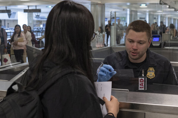 Extranjeros que tienen permitido viajar a Estados Unidos sin visa podrían verse obligados a presentar información sobre sus redes sociales