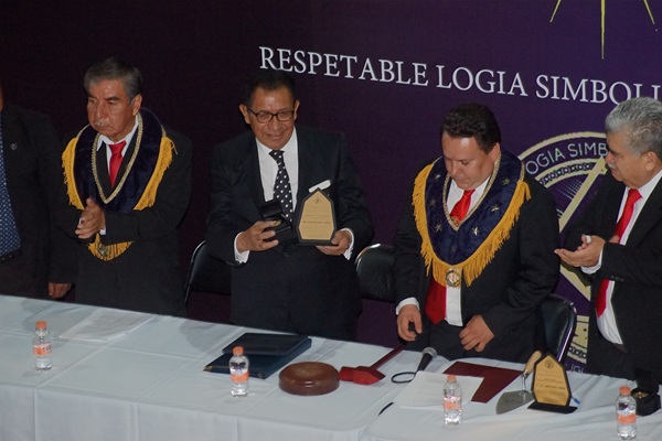 15 Rector de la UATx recibe el Galardón al Ciudadano Ejemplar (3)