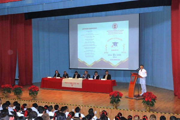 18 Rinden juramento ético 87 egresados de Licenciatura en Médico Cirujano UATx (2)