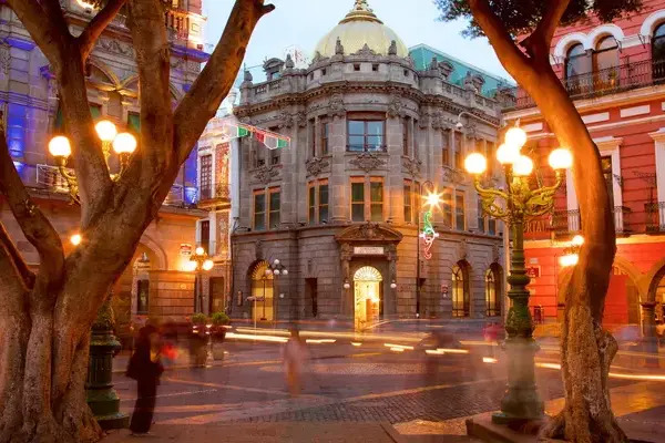 La Ciudad Como Museo es una aplicación completamente gratuita y puede descargarse desde las tiendas Play Store y Apple Store