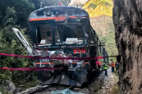 Dos trenes que llevaban turistas al famoso sitio arqueológico de Machu Picchu, en Perú, chocaron el martes, murió un trabajador ferroviario