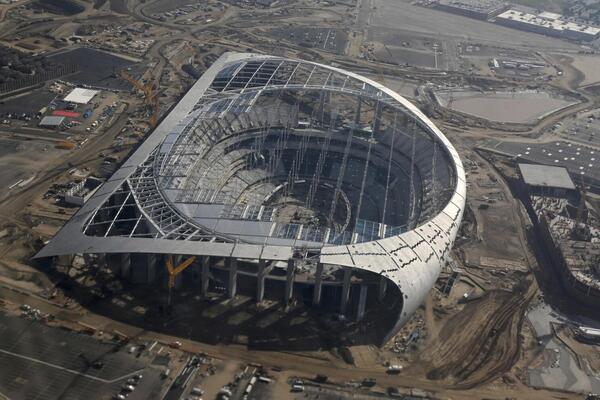 Una quincena de ventiladores de más de dos metros de altura descansaban a la espera de que el recinto reciba ocho partidos del Mundial 2026