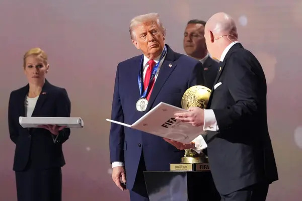 Donald Trump fue galardonado el viernes con el nuevo premio de la paz de la FIFA durante el sorteo de la Copa Mundial 2026