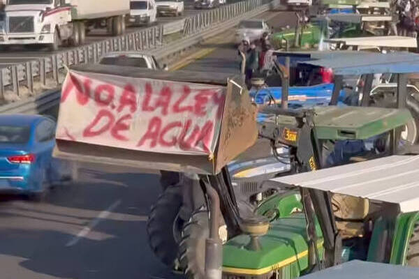 La Alianza Agrícola en Defensa del Agua Pu-Ve-Tlax también se movilizó sobre la autopista México-Puebla por lo que hubo afectaciones